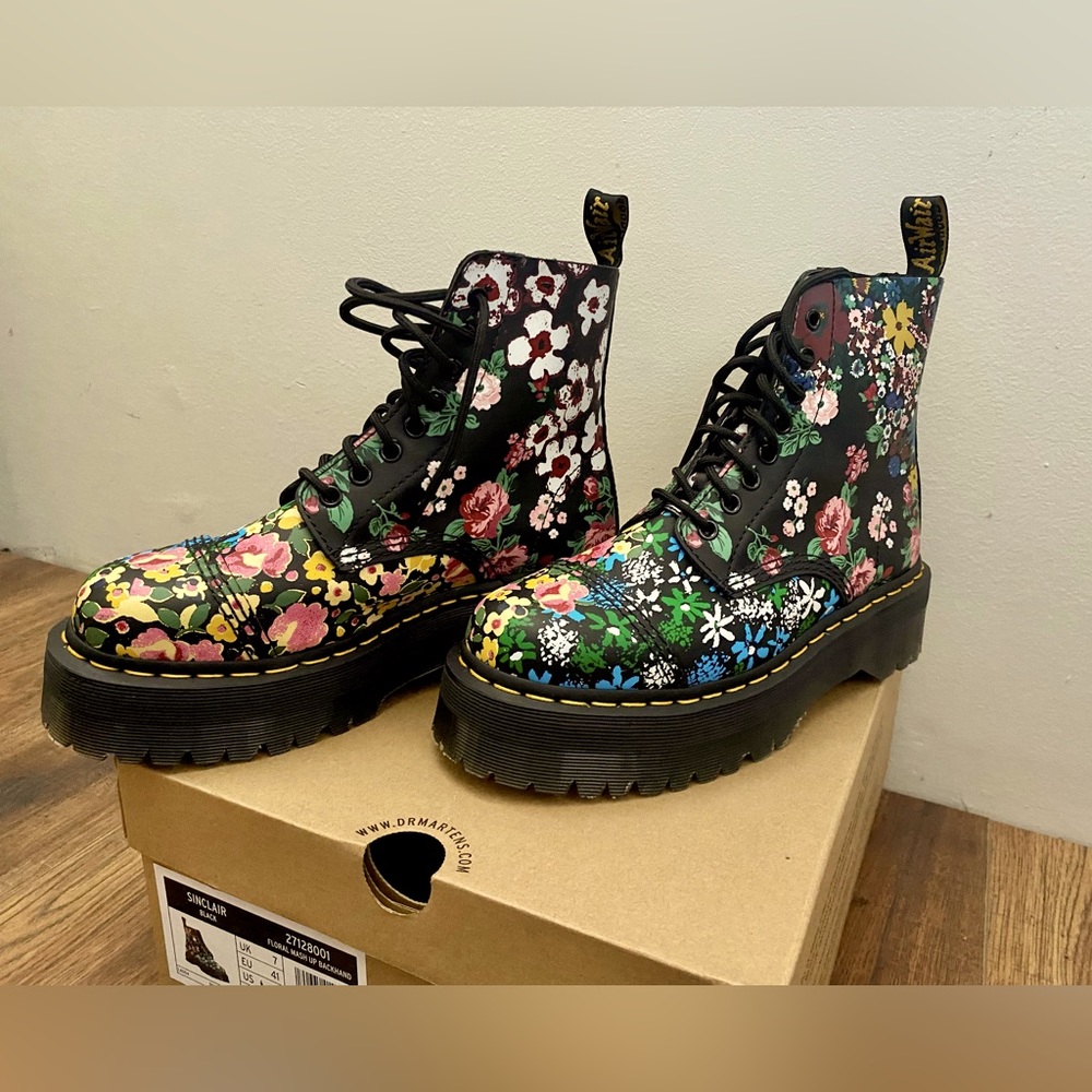 Dr. Martens Floral Sinclair size 9